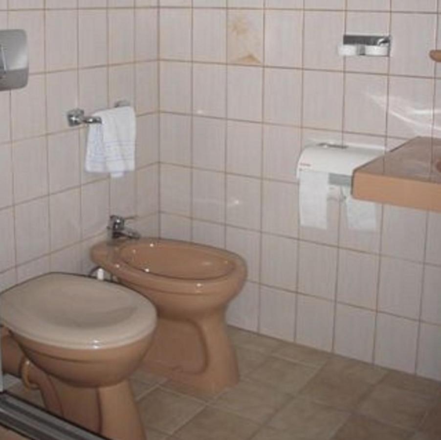 Hotel Restaurant Schmidter Bauernstube Nideggen Oda fotoğraf